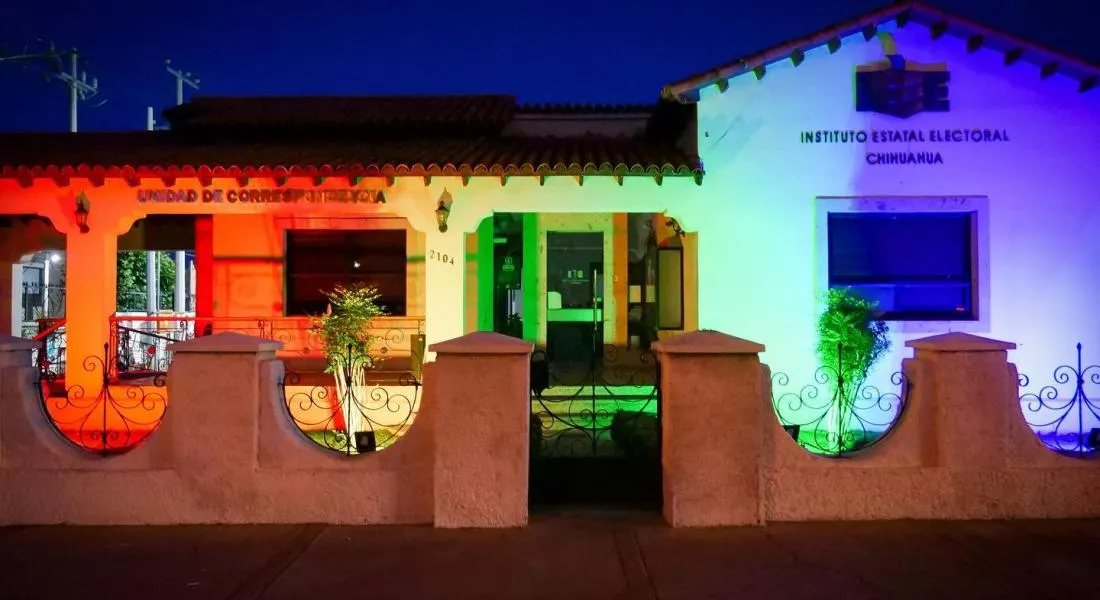 Encienden el IEE de luces arcoíris en el mes del orgullo LGBTTTIQ+
